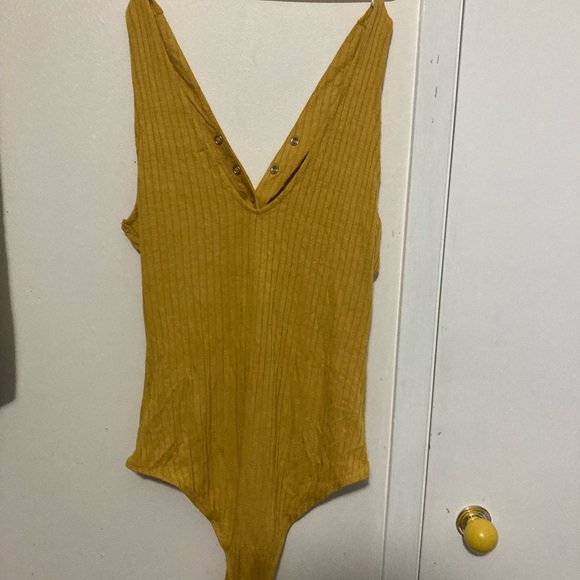This mustard yellow bodysuit from fashion nova is a size M AU and is detachable - Picture 2 of 4